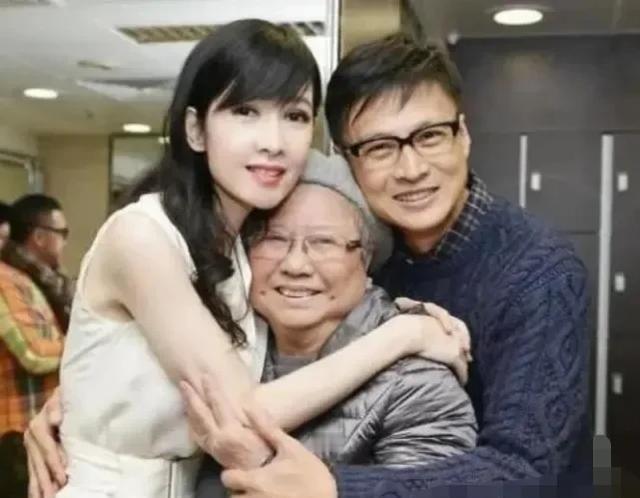 1963年，金庸有事要出门，委托倪匡代他写连载小说《天龙八部》，回来一看，愁死了