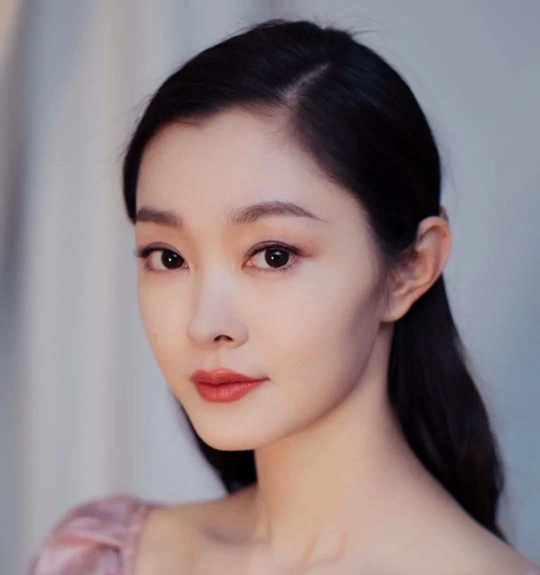 窦骁问宋轶:“有人把你的名字念错过吗？”宋轶说:“有啊，好多。”窦骁好奇:“他们