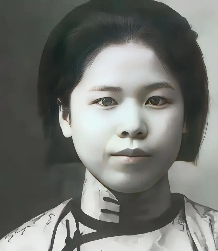 1947年，特务将杨虎城的夫人谢葆真牢牢捆住，扯下她的裤子后，用针头扎进她的大腿