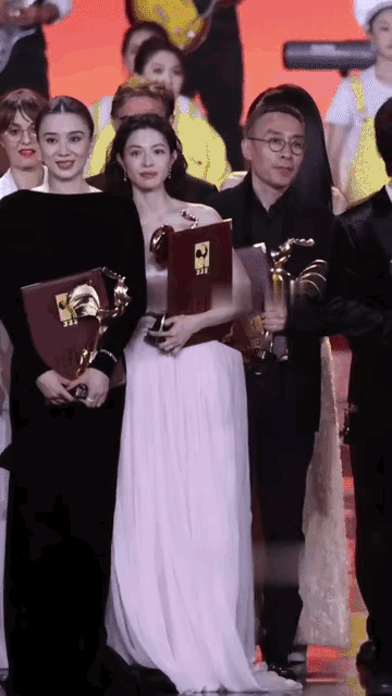 好尴尬！宋佳是一点也不惯着钟楚曦，拒绝和钟楚曦自拍……钟楚曦掏出手机准备和大家自