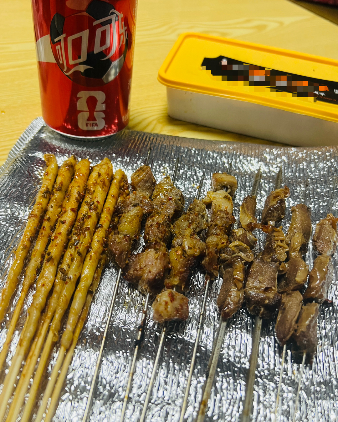我家老大大半夜的要吃烧烤，还好雨停了，这烧烤还给了一罐可口可乐，他怎么知道我们的