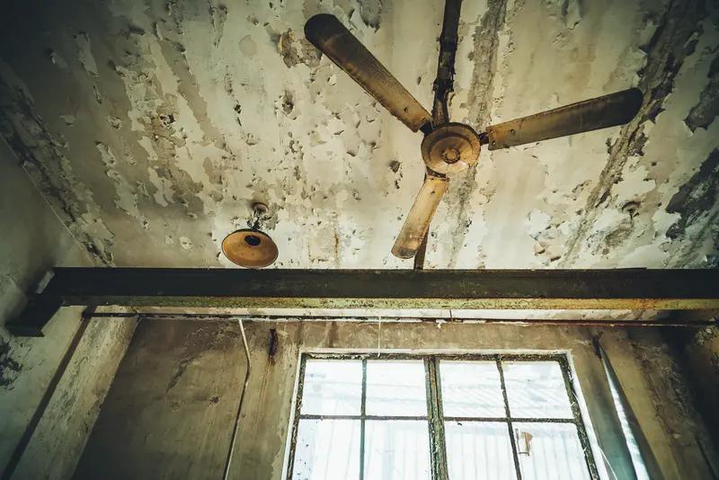 日本经济长期低迷是深层次结构矛盾、政策困境与不利外部环境共同作用的结果，其困境并