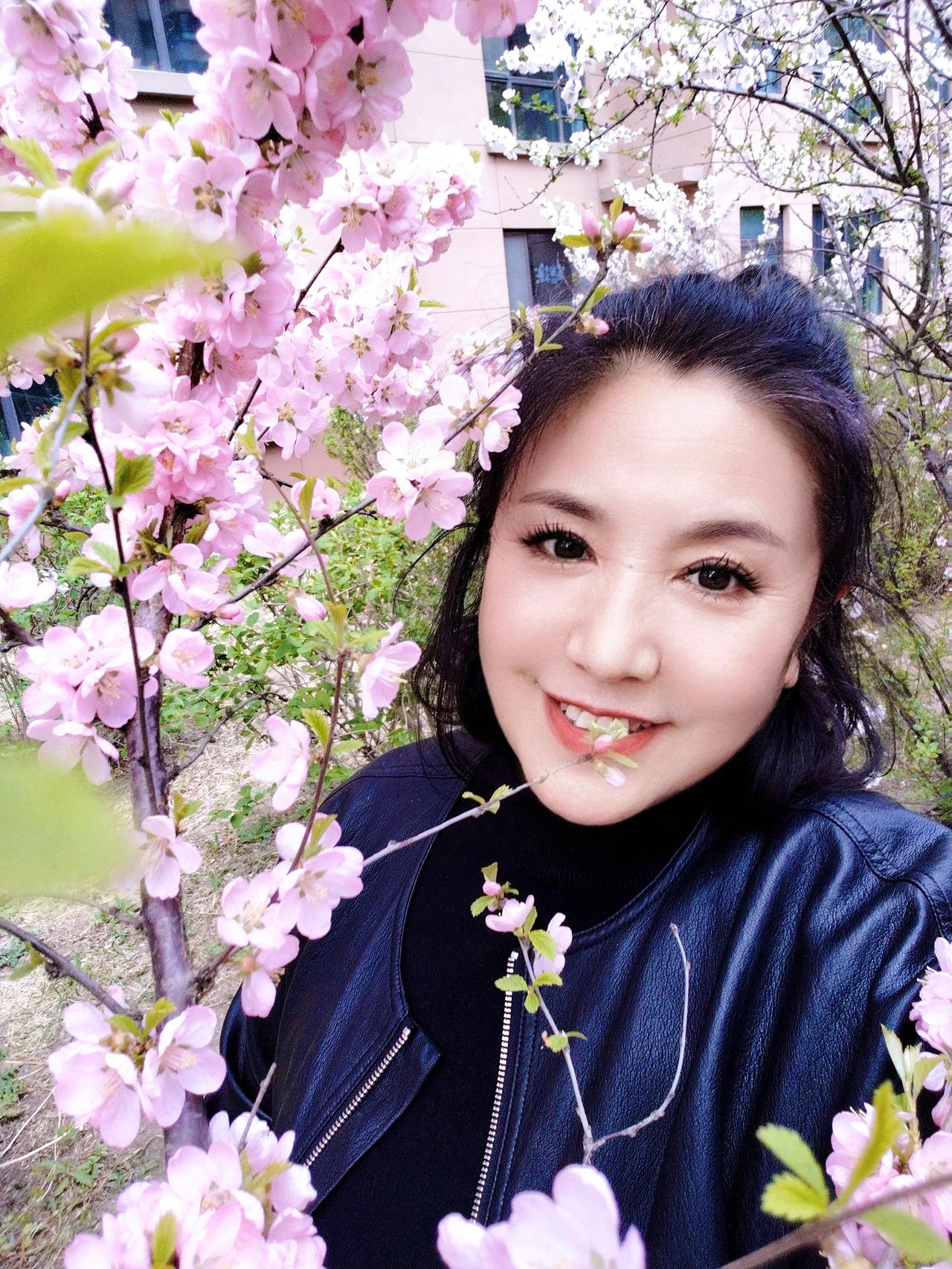庭园春暖绽芳华，
一树繁花映晚霞。
漫步花间心自静，
清风拂面度年华。
 
幽香