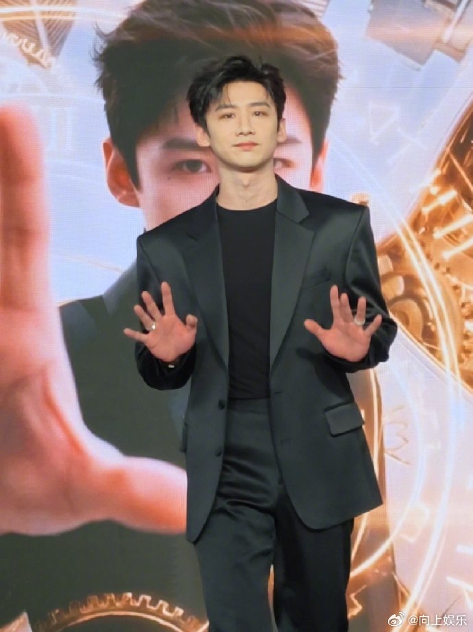 白敬亭品质盛典红毯开毯嘉宾白敬亭黑衣白马自带气场 白敬亭品质盛典红毯开毯嘉宾，黑