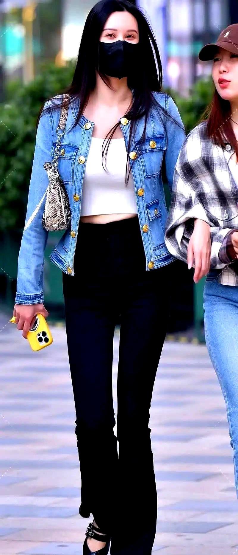 低腰裤杀回来了，但不是当年勒到窒息的辣妹款。
 
2026的它更松更懒，直筒微喇