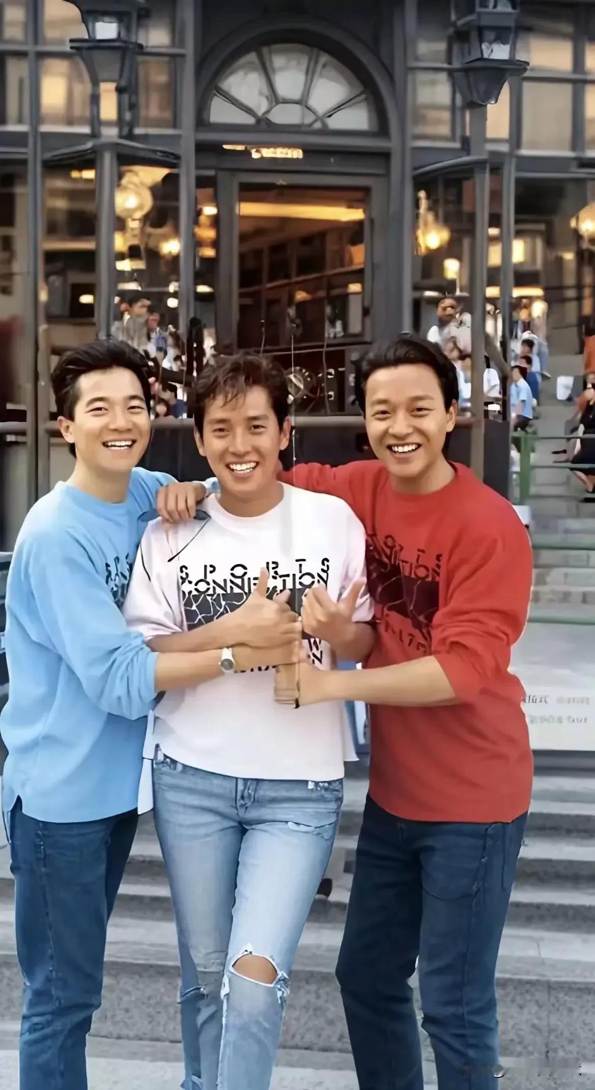香港三大男歌星年轻时候的一张合照，那时候他们在香港歌坛上有如璀璨的明星，闪烁着巨