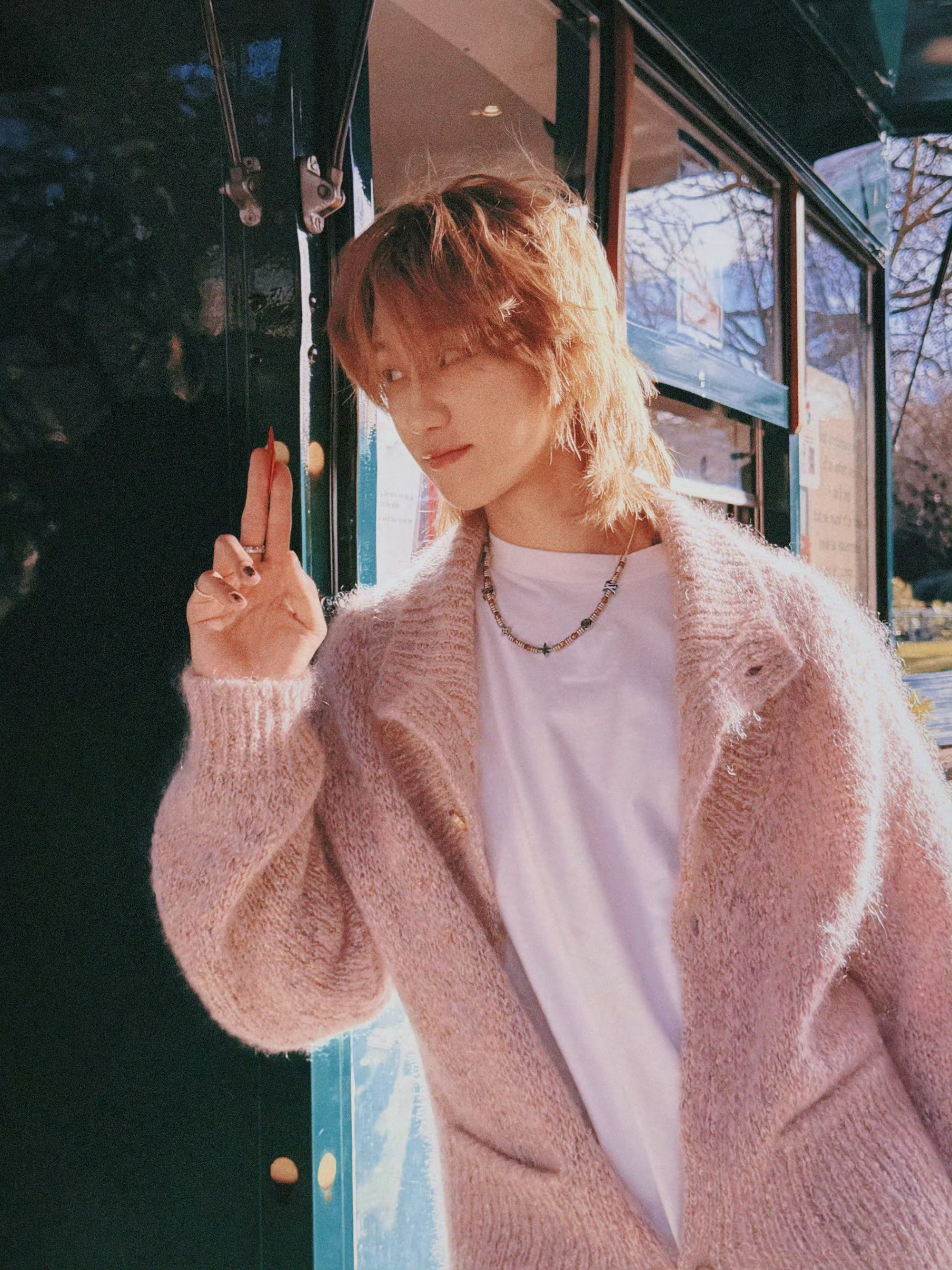 徐明浩 in Louis Vuitton ☀️💗💕  巴黎明媚阳光，穿行于街