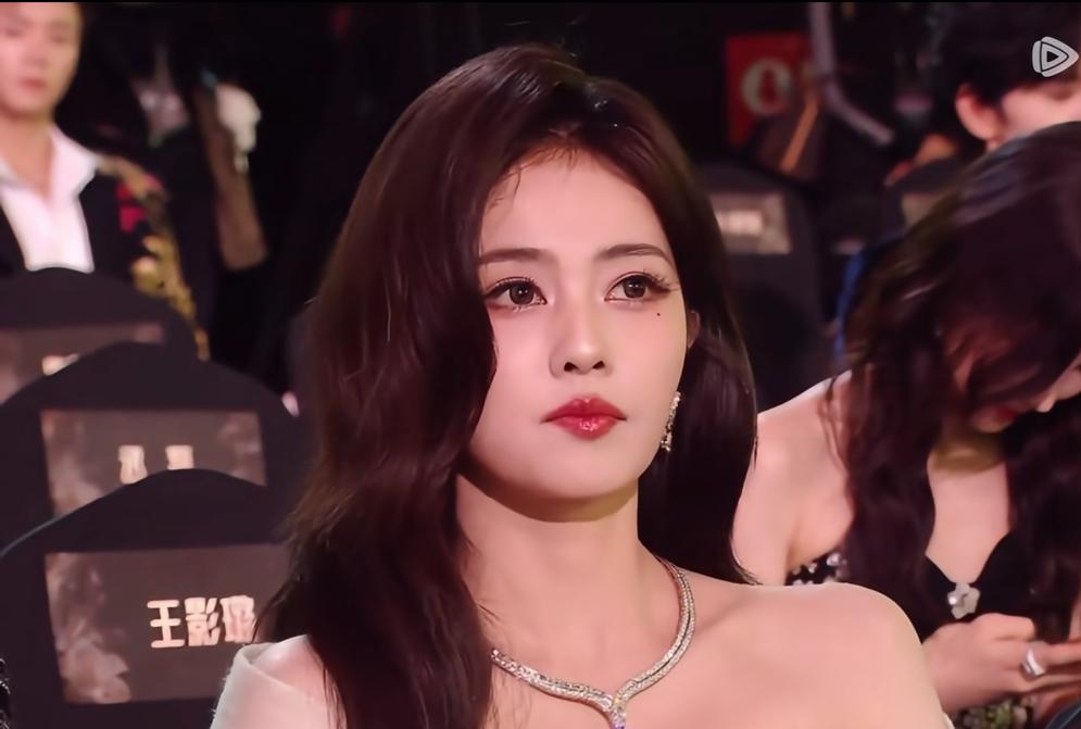 震惊！
微博之夜那一眼，白鹿张凌赫竟然回避得这么彻底？800万CP粉的心碎了一地