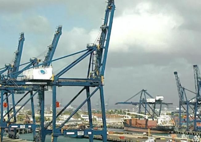 4月9日这一天，巴拿马总统穆利诺站在巴尔博亚港的码头上，看着眼前堆成山的集装箱，