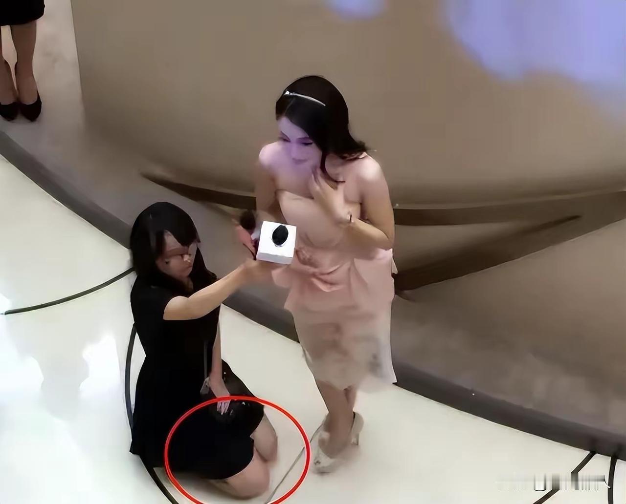这是古代帝王的待遇呀。
谁规定了要跪着服务的？
看她淡定的神态这种规格的服务显然