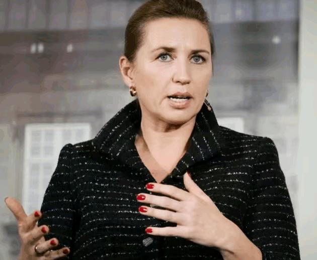 丹麦女首相梅特的美甲💅效果做的怎么样？
一眼看上去好看吗？红色格外显眼啊！
现