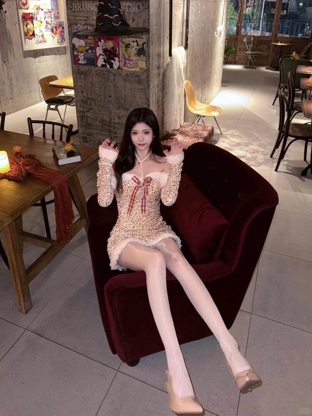 少女摄影|NO.0120期
纯欲少女室内随拍
露肩连衣裙+亮丝