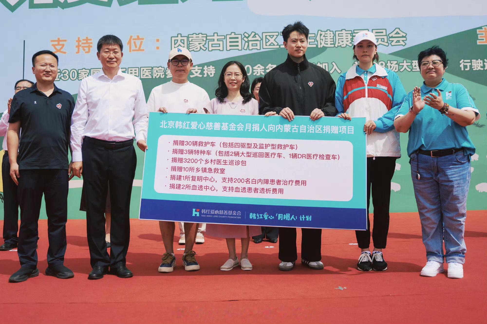 自带公益滤镜的人，一言一行都被放在放大镜下审视。私下熟人客套无伤大雅，放到公开镜