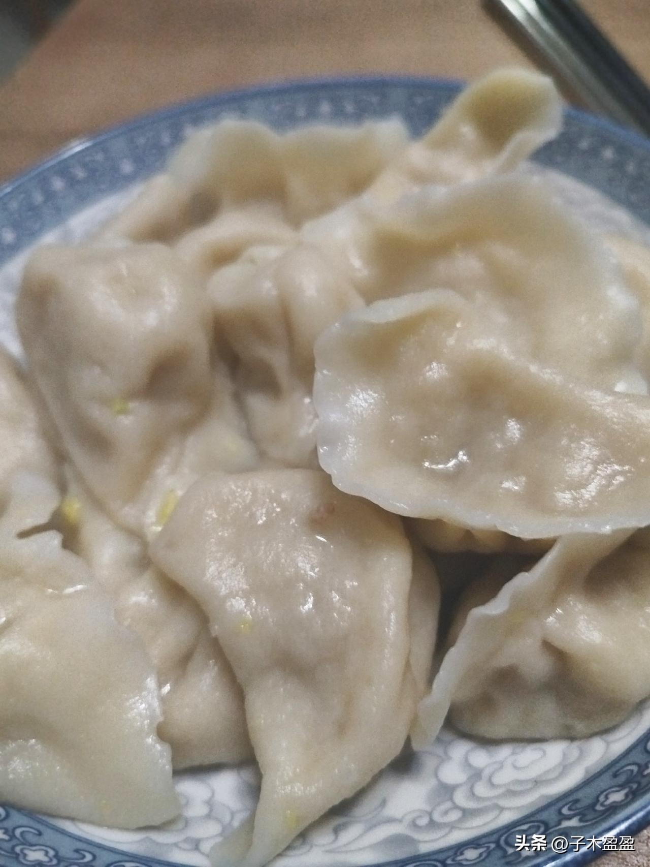 秋天的第一顿饺子，白菜猪肉馅儿[呲牙]

贴秋膘了！