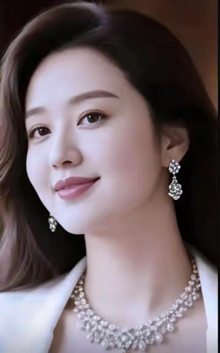 肌肤胜雪鬓如云，
顾盼生辉动客魂。
最是寻常抬眼处，
木若秋水映繁星。