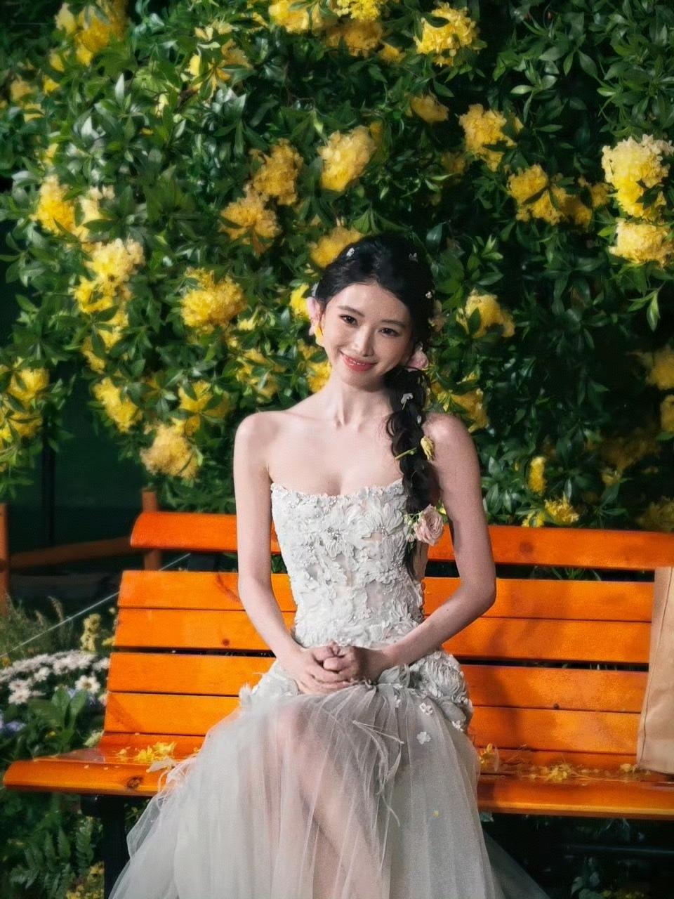 夜色漫过花墙，我在温柔里，自成星光。