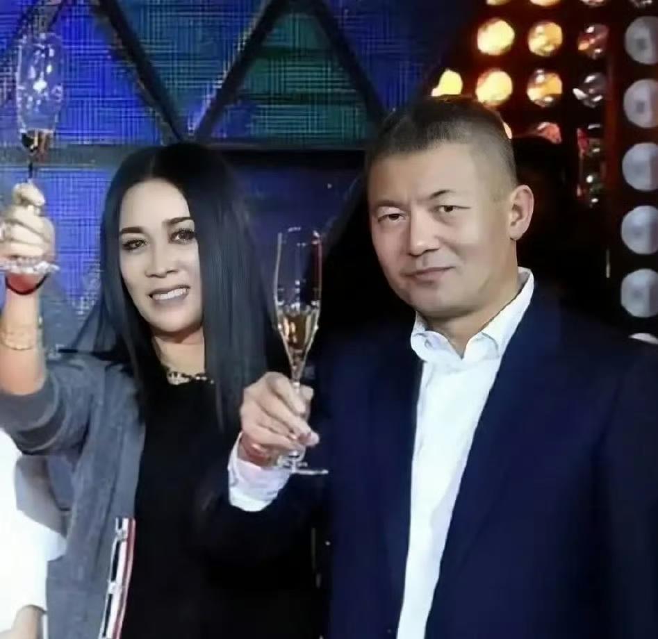 那英老公否认出轨传闻，并没有带女方回家，让她坐自己车是因为女方就住隔壁，他只是顺