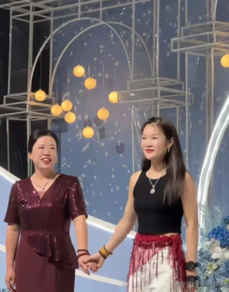 婚礼盛宴，50岁妈妈李洁舞动奇迹，全网沸腾！

在一场温馨浪漫的婚礼现场，主持人