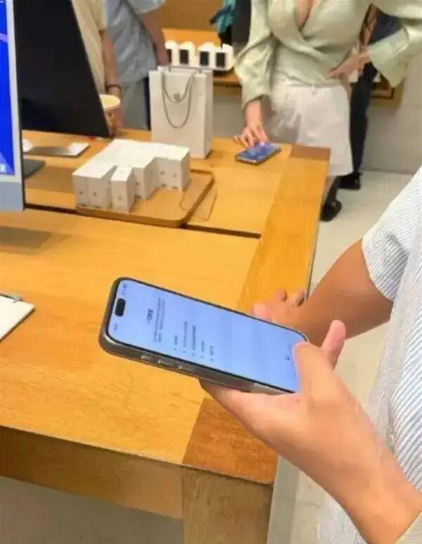 店员说这个手机大