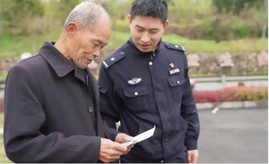 2023年，浙江一75岁老人首次游览长城，中途他请一位陌生人为他拍了几张照片，不