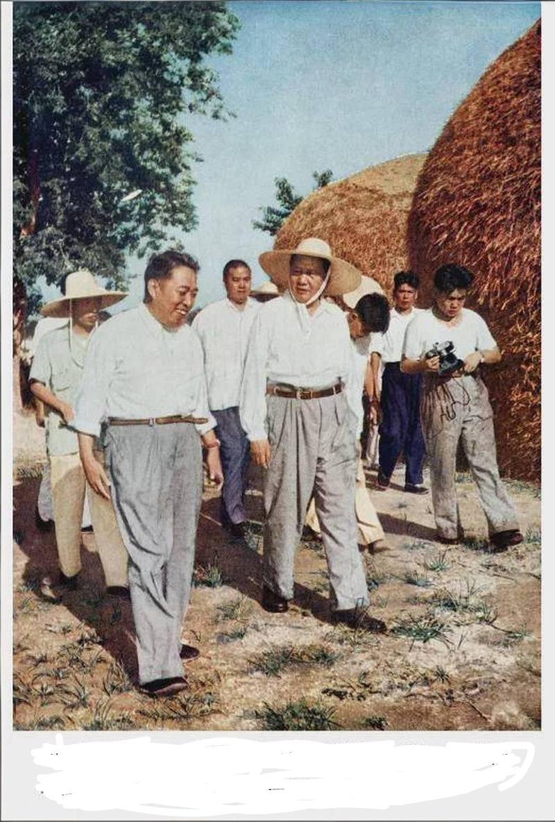 这是1958年8月7日，河南省委第一书记吴芝圃（前左一）陪同
毛主席到河南省襄城