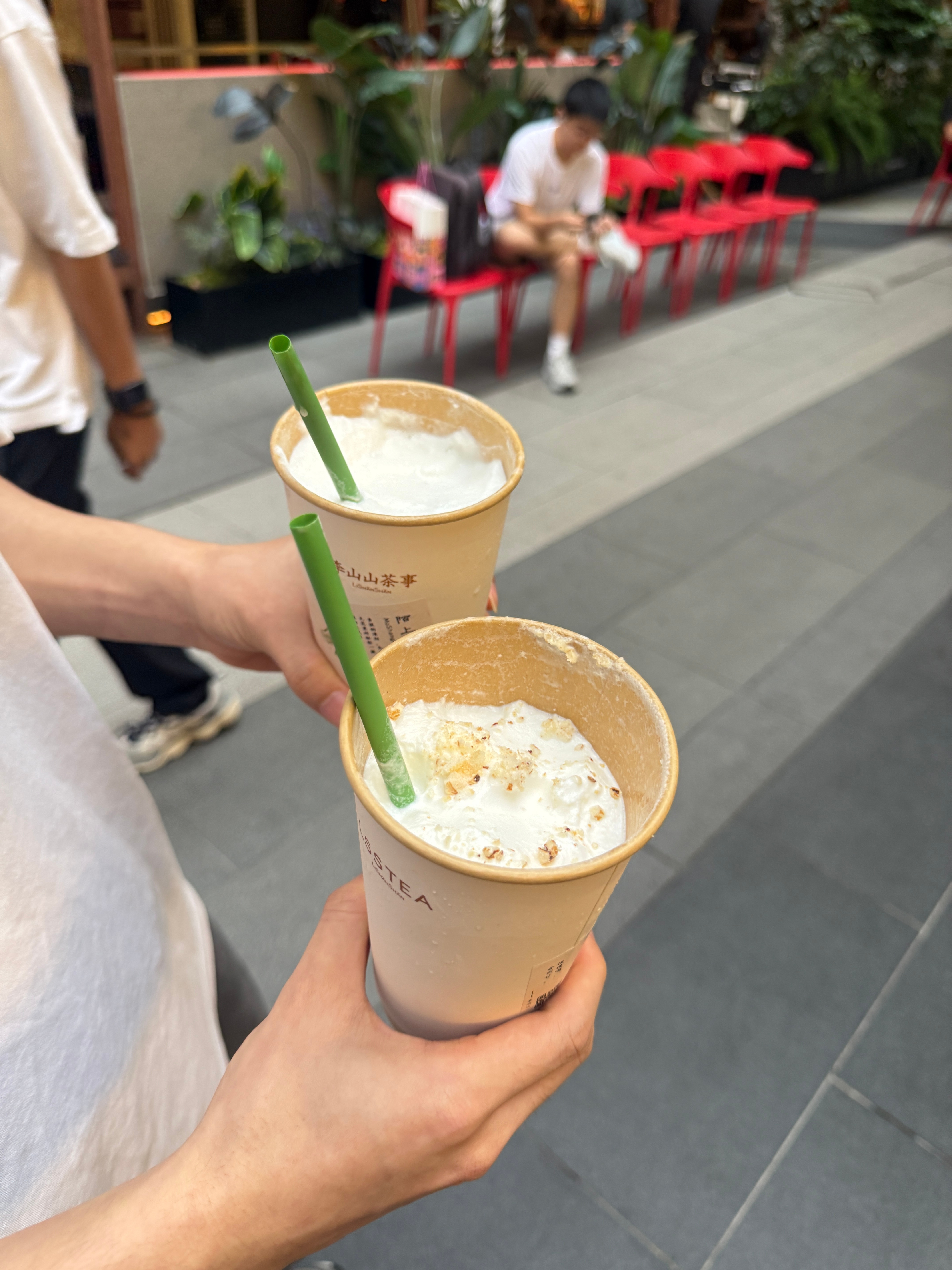 今天李山山打折，20块钱两杯，我们买了两杯回到狂饮。 ​​​
