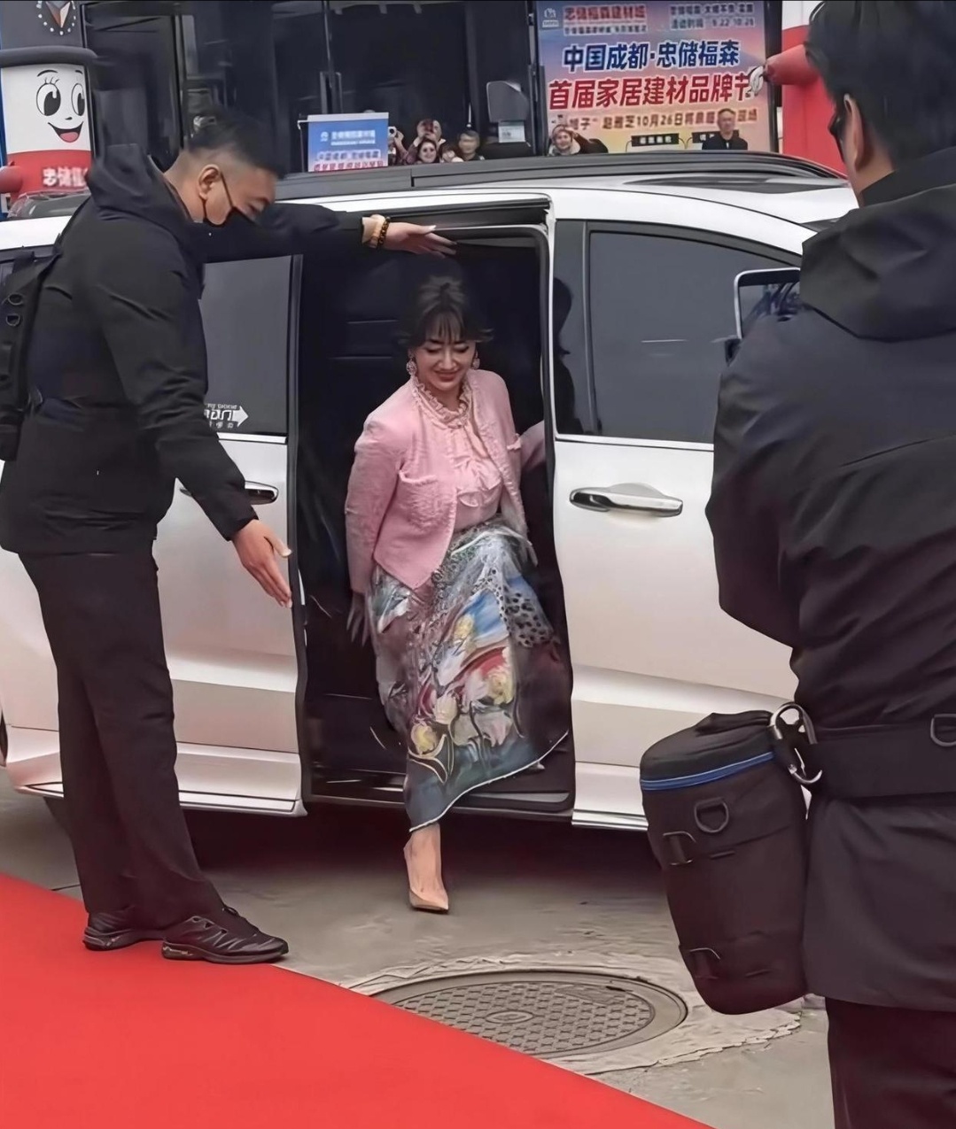 71岁赵雅芝戴假发穿10厘米高跟鞋出席活动，众人直夸她优雅好看 