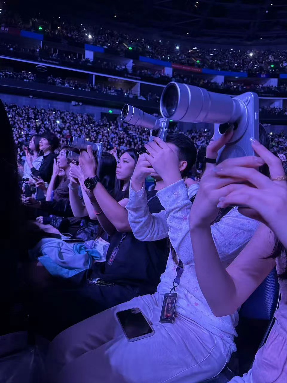 王嘉尔神级直拍是vivo拍的啊啊啊嘎嘎真帅虽然没抢到演唱会门票但姐也相当于享受了