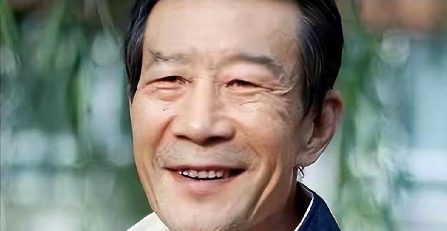 72岁李雪健无声演绎看哭全场！一盏马灯道尽长征力量
 
     10月22日晚