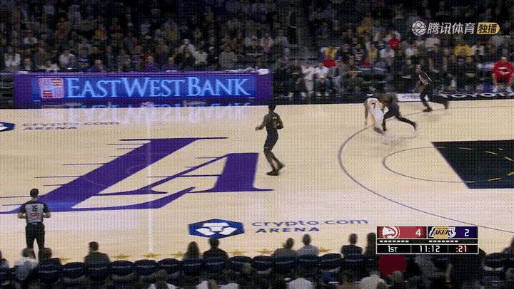 湖人老将詹姆斯的体能真是太好了！在今天湖人主场迎战老鹰的比赛中，当时比赛进行到了