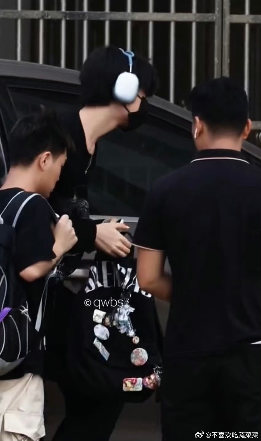 tg 王橹杰在他的巴黎世家书包上挂了一堆谷子 