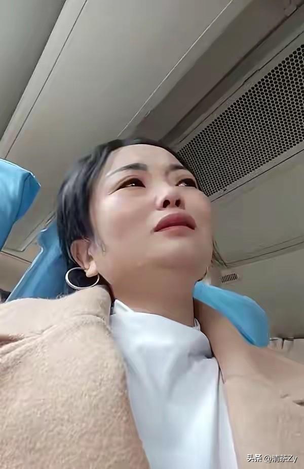 看下图对比一下，这是方同学的妈妈将女士，自从女儿雨涵出事以后她憔悴的像变了一个人