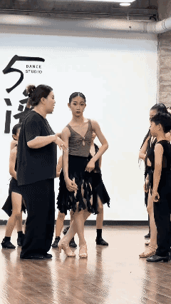 我读书少，实在欣赏不来！[黑脸]