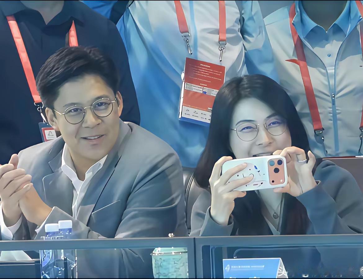 郭晶晶这也能算塌房？全运会举个苹果17pro就被热议，真的有点小题大做了！
 