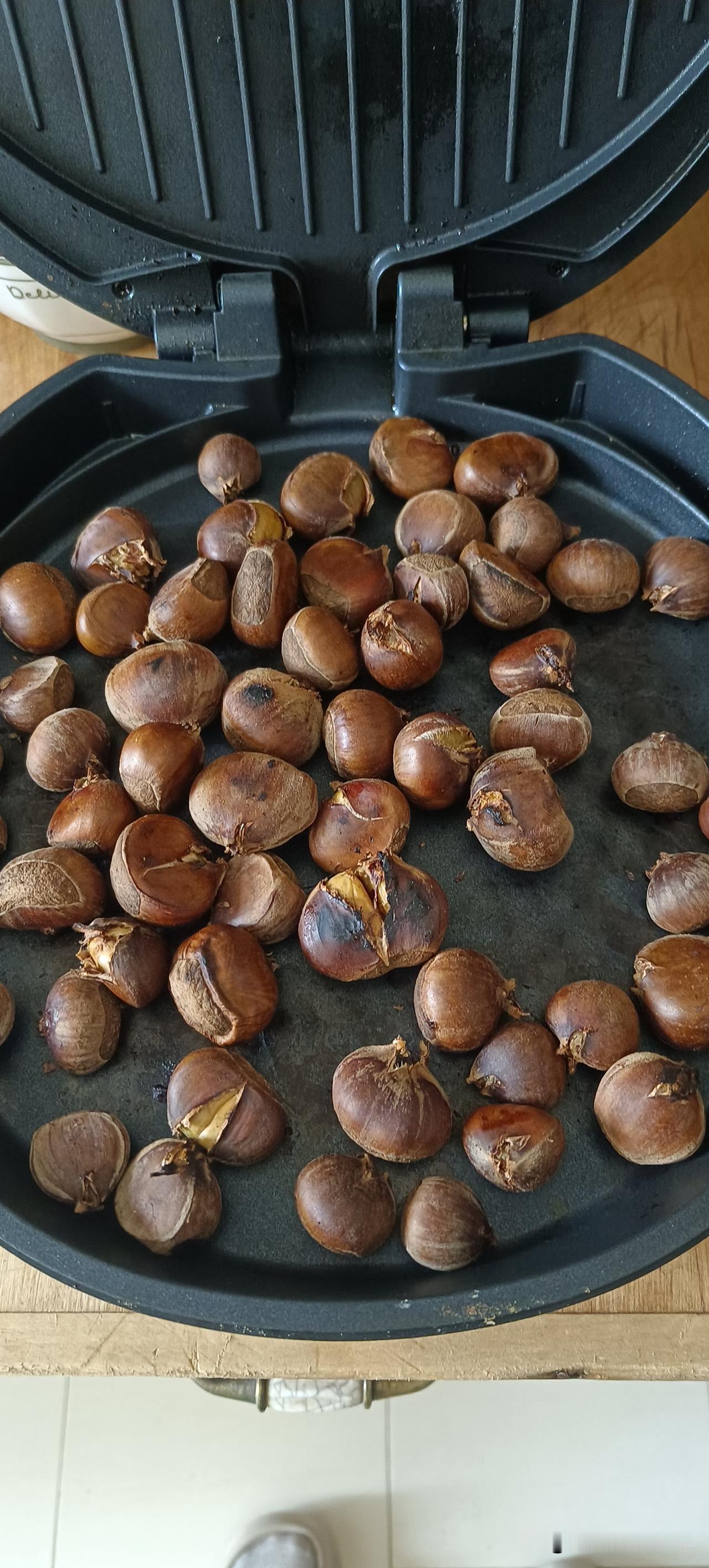 今天翻冰箱的时候发现还有一包栗子没有吃。当初下来新栗子的时候买的多吃不了，冻到冰
