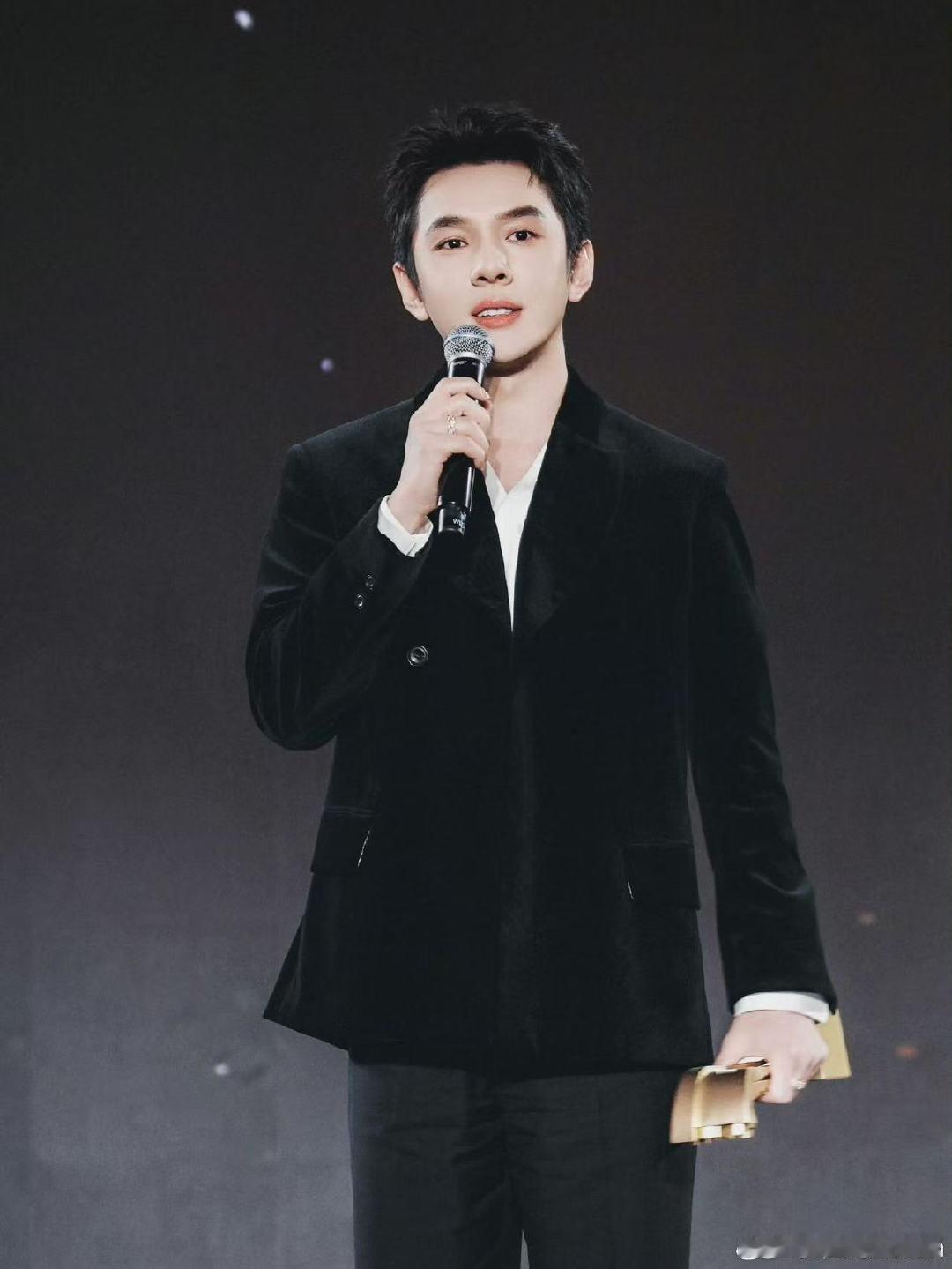 旺旺说把李佳琦全年排满了李佳琦请假拍综艺旺旺出手直接排满全年，李佳琦综艺直播两头