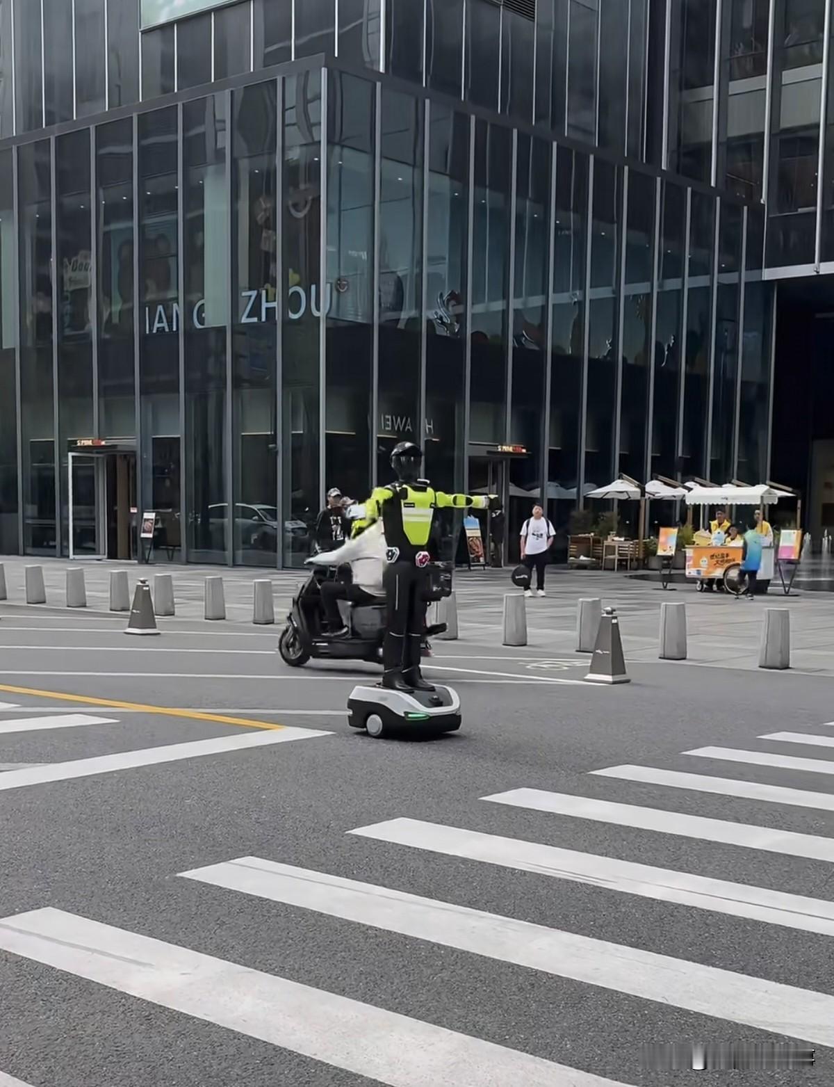 杭州还是会玩，建立了全国第一支机器人交警中队，并且安排机器人上街指挥交通了，机器