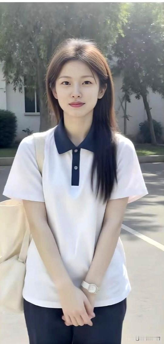 女子说，大家看一下，她小时候和现在的照片，有什么不一样吗？
这是女子发在网上的照