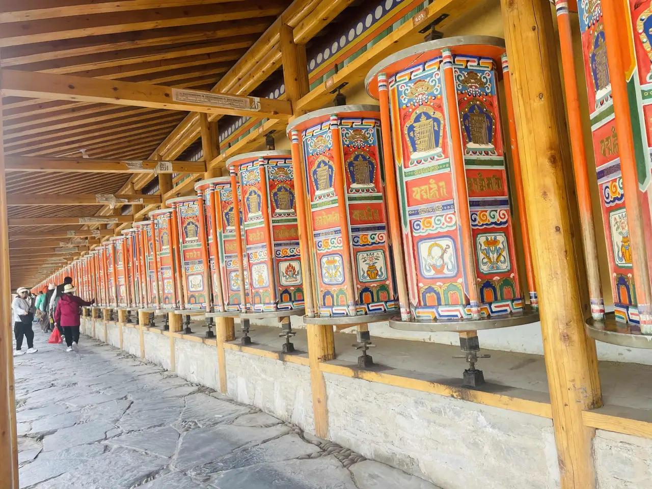 风吹过草原，云飘过天边
经幡在摇晃，安静了流年
青稞香淡淡，路远心也宽
望着那雪