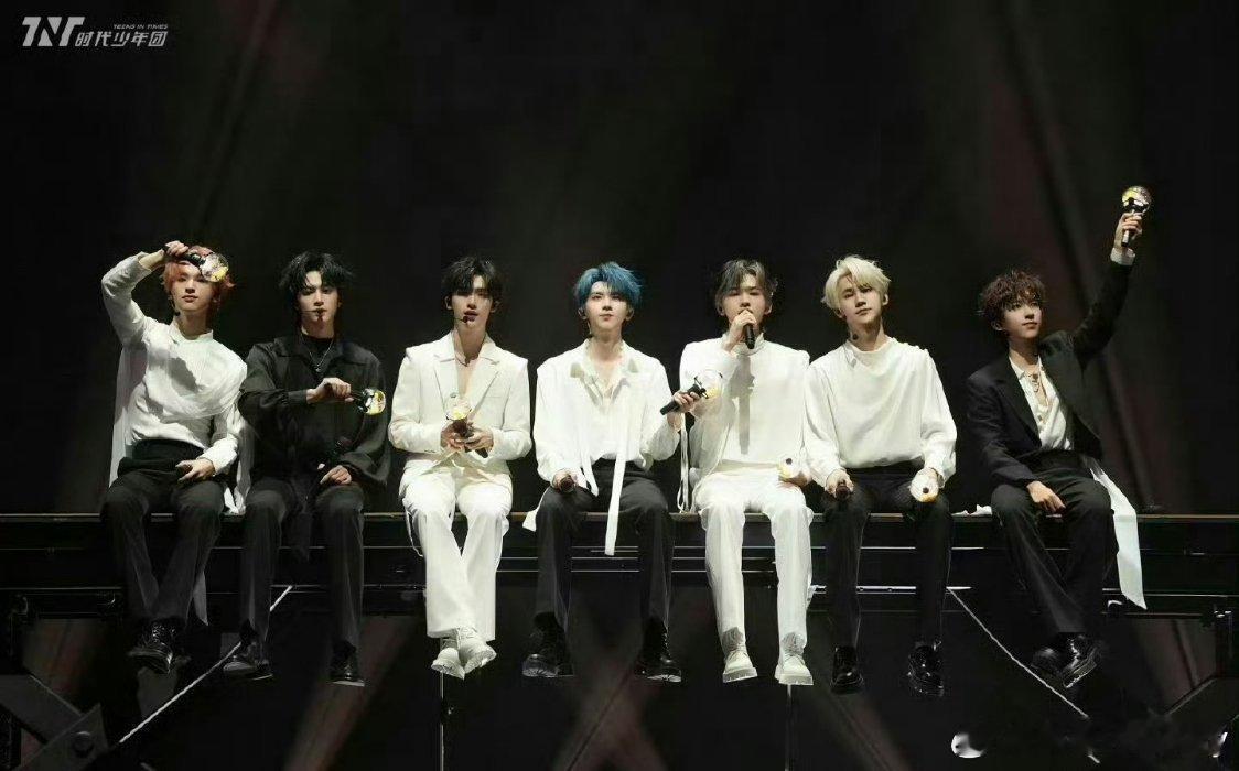 时代少年团[超话]  时代少年团有你和粉丝同框 能够在演唱会上看到自己与偶像同框