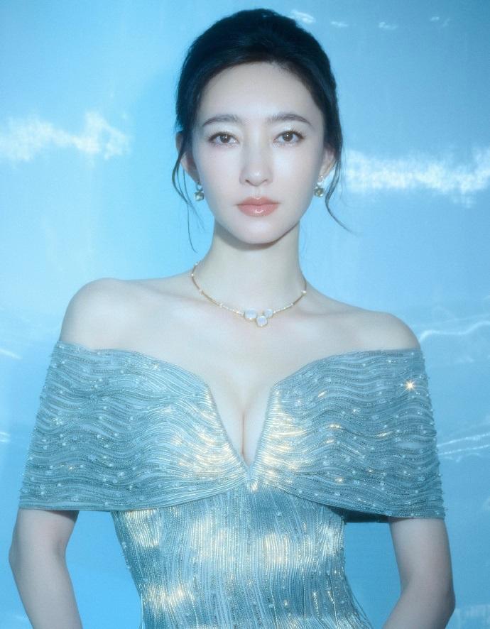 最近王丽坤在厦门出席活动，她这回搭配的很有高级感，看起来也格外的有国际大牌明星气