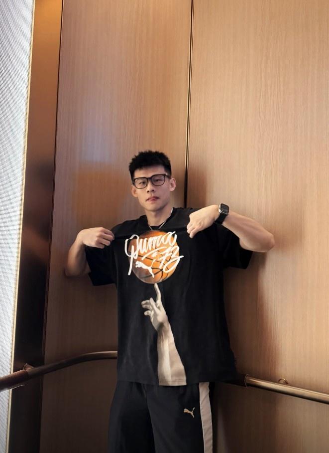 王岚嵚当潮男出糗，“我叫王岚嵚”算什么样梗？球员最好安心打球

网络很无聊，球员