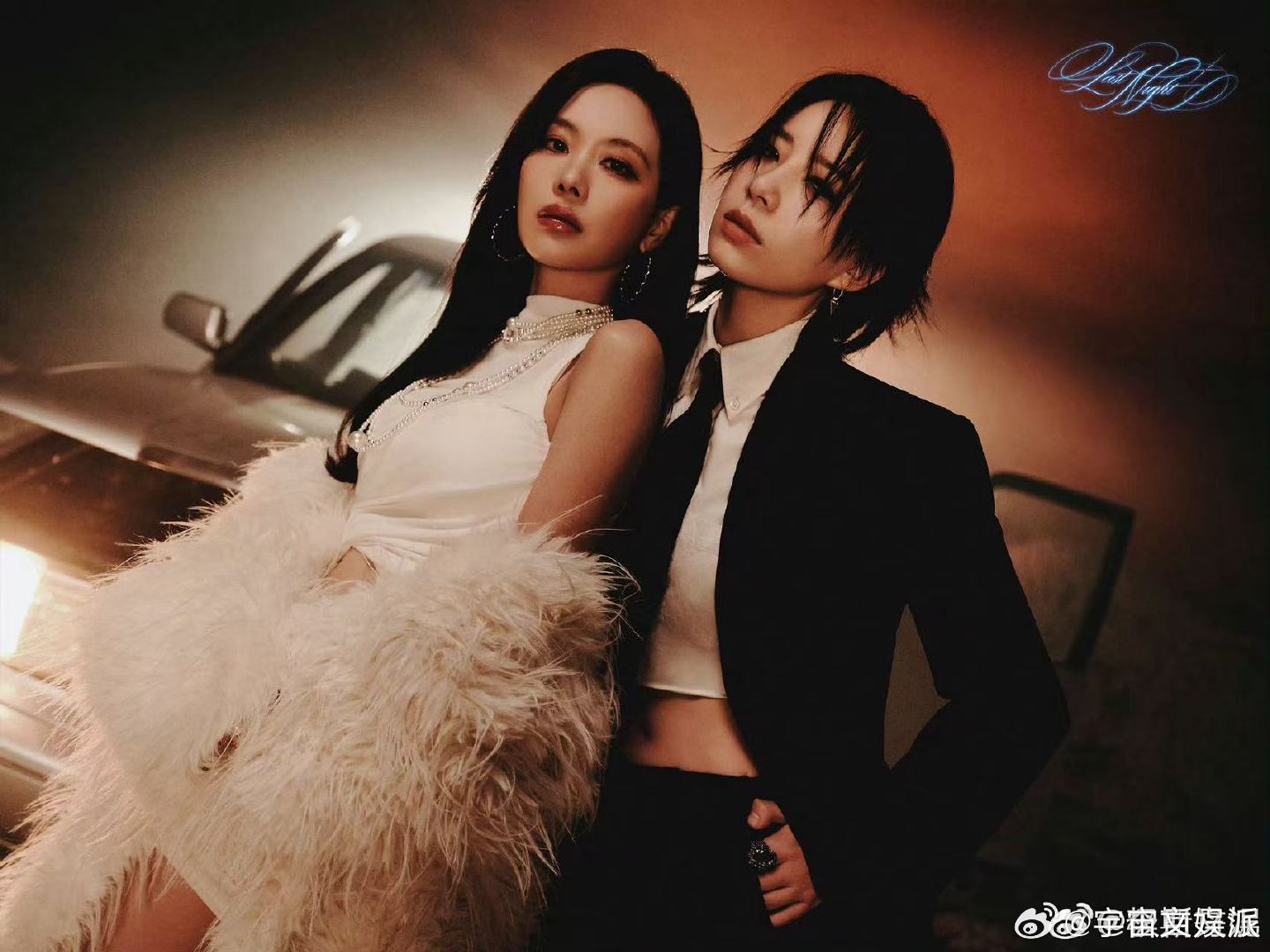 李斯丹妮王霏霏错位合照一个角度，一次定格，黑白色调把氛围感拉到极致，两人同框又飒