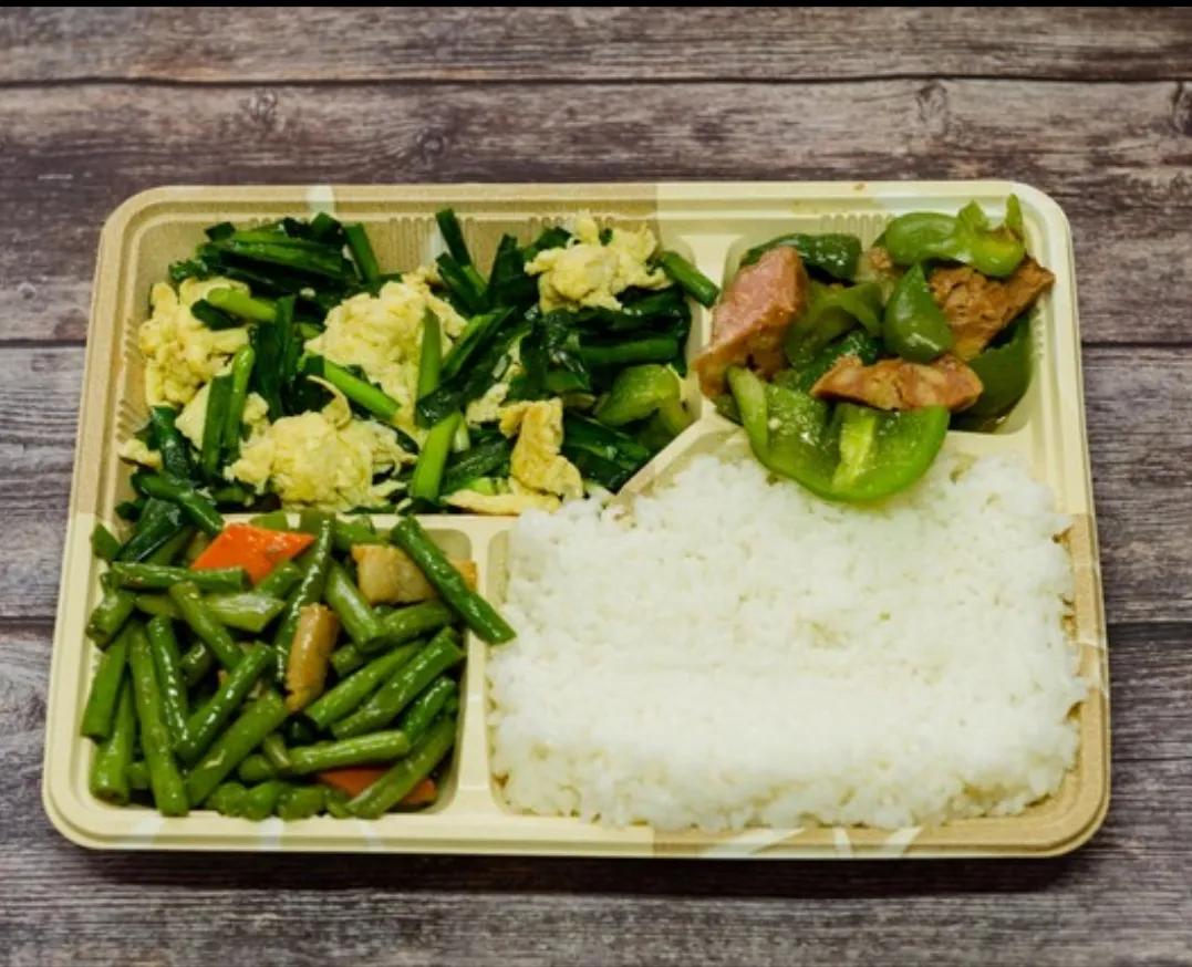 一个人一天能吃多少钱的饭 ？

今天家里就是我一个人 ，不想做饭 。想到好容易有