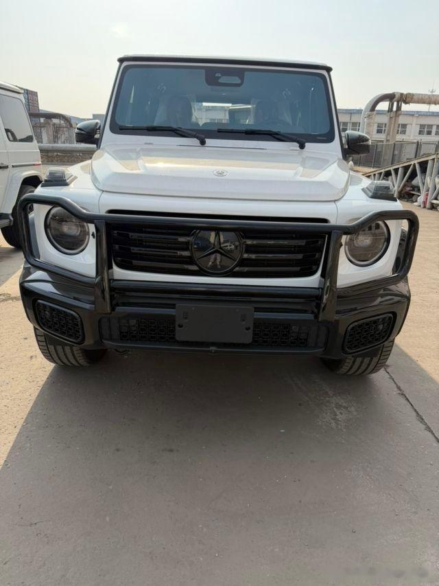 白色的大G还是要熊猫色！奔驰G550 25款白 孟加拉红AMG外观组件，暗夜外观