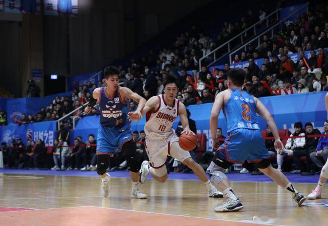 四川男篮23连败 今晚开打的8场比赛中最先结束的一场，没有悬念，四川男篮61比8