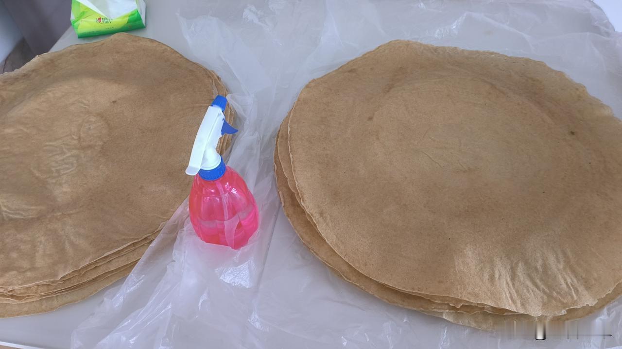 渗煎饼
山东人，尤其是沂蒙山区的人，对煎饼情有独钟。我的家乡日照，亦是远近闻名的