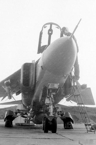 苏军驻扎远东的第404战斗航空团的米格23进行整备训练，摄于80年代军事历史全触