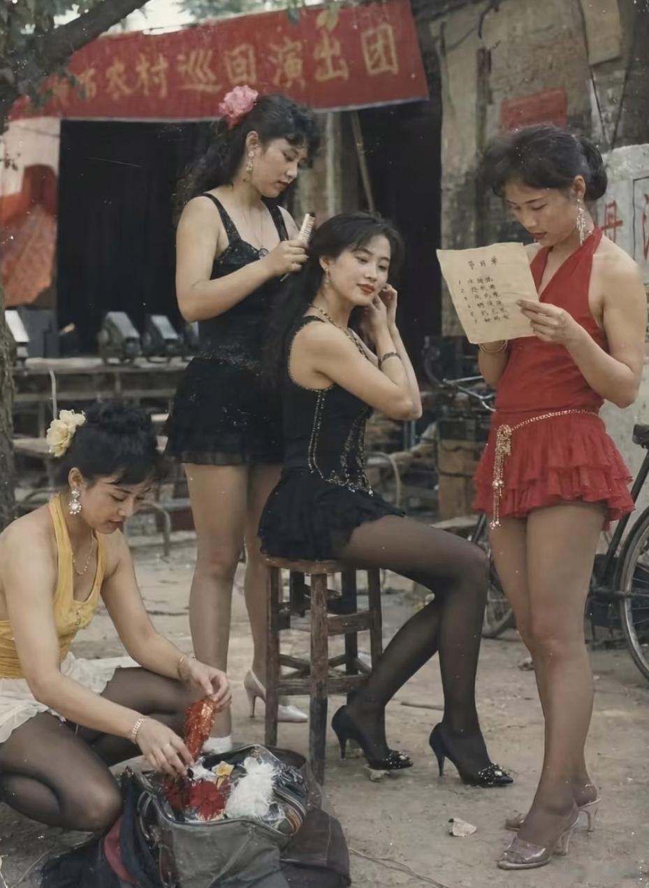 八十年代农村演出的女人们，在现场化妆背诵剧本，青春靓丽肤白貌美 