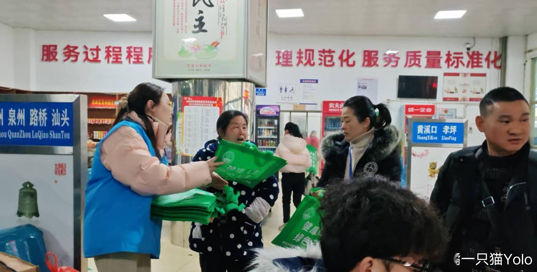 王一博[超话]正能量艺人王一博 摩托姐姐持续三年的爱心接力，以偶像之名，行公益之